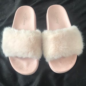 Faux fur slides